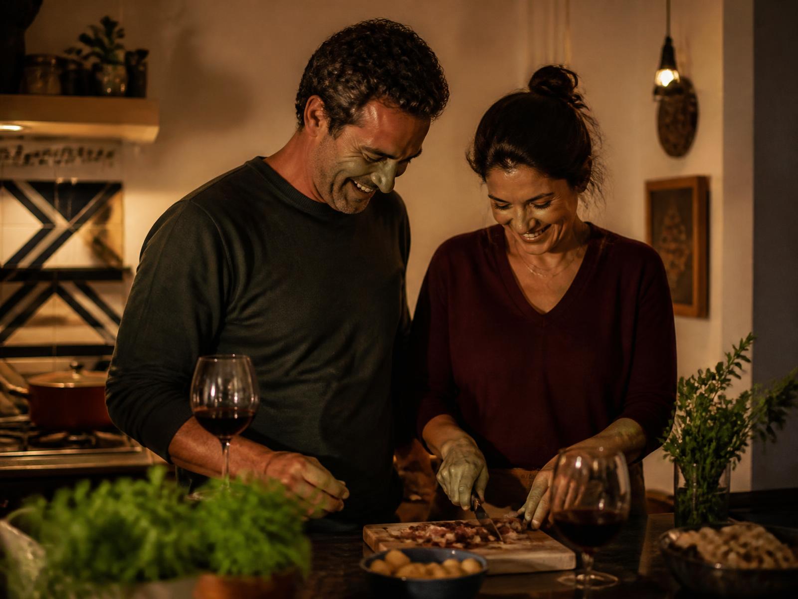 Casal adulto real e natural vivendo um momento espontâneo em casa